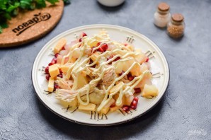 Салат с курицей, гранатом и ананасом