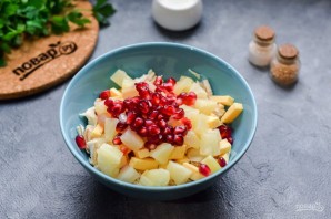 Салат с курицей, гранатом и ананасом