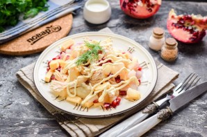 Салат с курицей, гранатом и ананасом