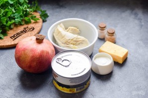 Салат с курицей, гранатом и ананасом