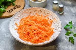 Салат с курицей и маринованными шампиньонами