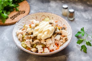 Салат с курицей и маринованными шампиньонами