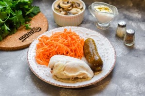 Салат с курицей и маринованными шампиньонами