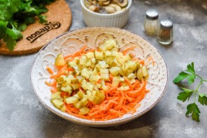 Салат с курицей и маринованными шампиньонами