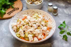 Салат с курицей и маринованными шампиньонами