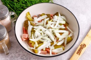 Салат с маринованным луком и ветчиной