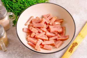 Салат с маринованным луком и ветчиной