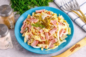 Салат с маринованным луком и ветчиной