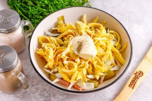 Салат с маринованным луком и ветчиной