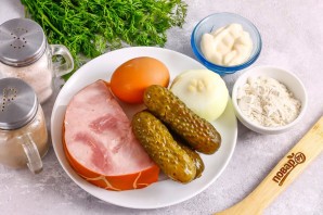 Салат с маринованным луком и ветчиной