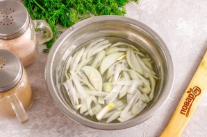 Салат с маринованным луком и ветчиной