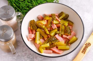 Салат с маринованным луком и ветчиной