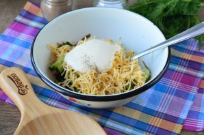 Салат с морской капустой и колбасой