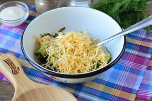 Салат с морской капустой и колбасой