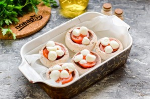 Шампиньоны с моцареллой в духовке Шампиньоны с моцареллой в духовке