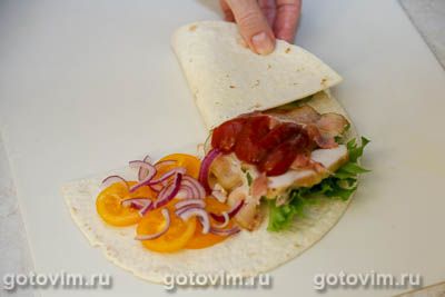 Складная тортилья с беконом, моцареллой и курицей Складная тортилья с беконом, моцареллой и курицей