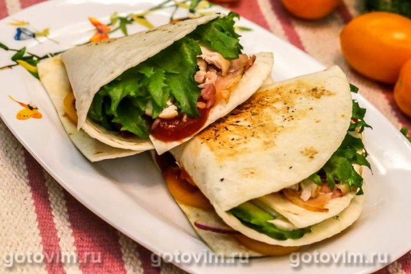 Складная тортилья с беконом, моцареллой и курицей Складная тортилья с беконом, моцареллой и курицей
