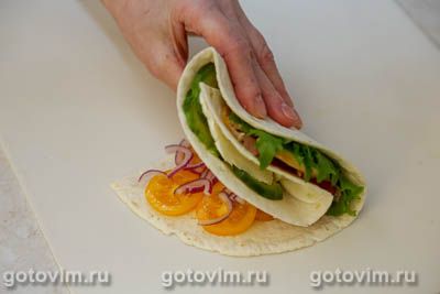 Складная тортилья с беконом, моцареллой и курицей Складная тортилья с беконом, моцареллой и курицей