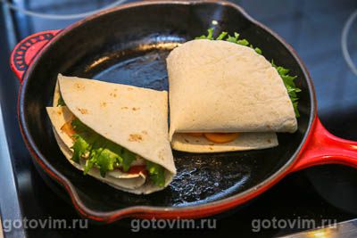 Складная тортилья с беконом, моцареллой и курицей Складная тортилья с беконом, моцареллой и курицей