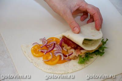 Складная тортилья с беконом, моцареллой и курицей Складная тортилья с беконом, моцареллой и курицей