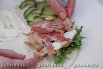 Складная тортилья с беконом, моцареллой и курицей Складная тортилья с беконом, моцареллой и курицей