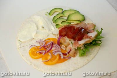 Складная тортилья с беконом, моцареллой и курицей Складная тортилья с беконом, моцареллой и курицей