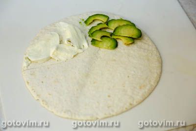 Складная тортилья с беконом, моцареллой и курицей Складная тортилья с беконом, моцареллой и курицей