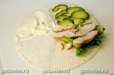 Складная тортилья с беконом, моцареллой и курицей Складная тортилья с беконом, моцареллой и курицей