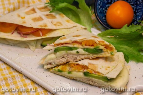 Складные тортильи с курицей, сыром моцарелла и авокадо