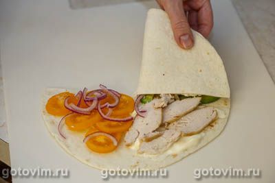 Складные тортильи с курицей, сыром моцарелла и авокадо