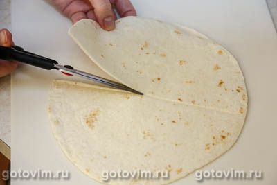 Складные тортильи с курицей, сыром моцарелла и авокадо