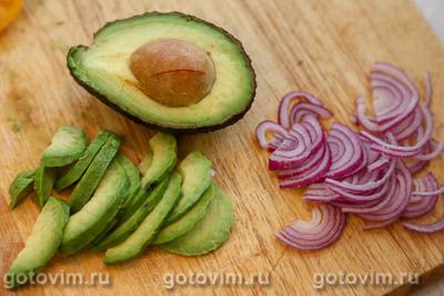 Складные тортильи с курицей, сыром моцарелла и авокадо