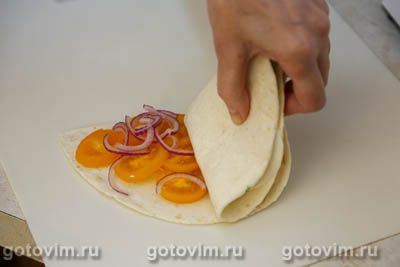 Складные тортильи с курицей, сыром моцарелла и авокадо