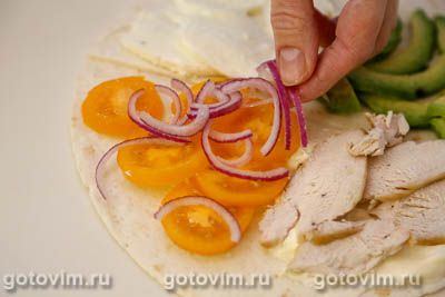 Складные тортильи с курицей, сыром моцарелла и авокадо