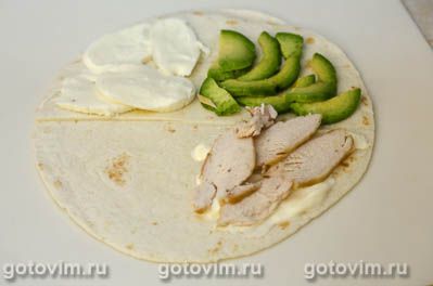Складные тортильи с курицей, сыром моцарелла и авокадо