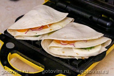 Складные тортильи с курицей, сыром моцарелла и авокадо