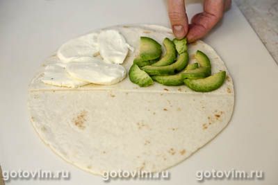 Складные тортильи с курицей, сыром моцарелла и авокадо