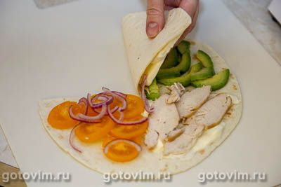Складные тортильи с курицей, сыром моцарелла и авокадо