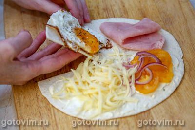 Складные тортильи с жареным яйцом, ветчиной и овощами Складные тортильи с жареным яйцом, ветчиной и овощами