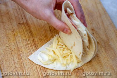 Складные тортильи с жареным яйцом, ветчиной и овощами Складные тортильи с жареным яйцом, ветчиной и овощами