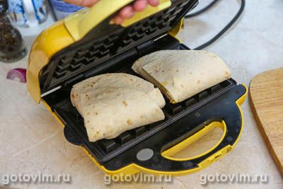 Складные тортильи с жареным яйцом, ветчиной и овощами Складные тортильи с жареным яйцом, ветчиной и овощами