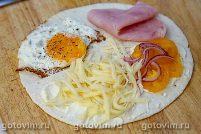 Складные тортильи с жареным яйцом, ветчиной и овощами Складные тортильи с жареным яйцом, ветчиной и овощами