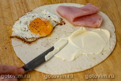 Складные тортильи с жареным яйцом, ветчиной и овощами Складные тортильи с жареным яйцом, ветчиной и овощами