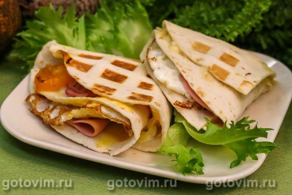 Складные тортильи с жареным яйцом, ветчиной и овощами Складные тортильи с жареным яйцом, ветчиной и овощами
