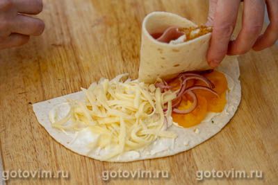 Складные тортильи с жареным яйцом, ветчиной и овощами Складные тортильи с жареным яйцом, ветчиной и овощами