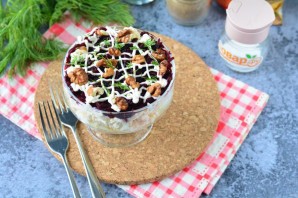 Слоеный салат с курицей и свеклой