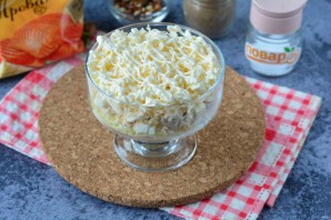 Слоеный салат с курицей и свеклой