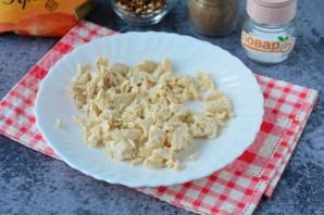 Слоеный салат с курицей и свеклой