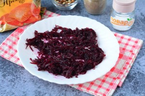 Слоеный салат с курицей и свеклой