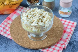 Слоеный салат с курицей и свеклой